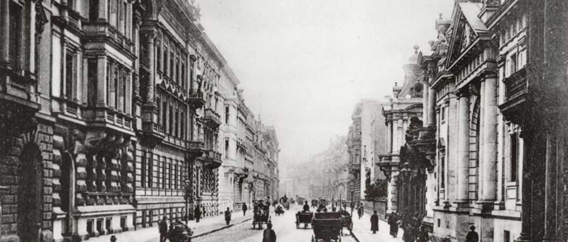 Ansichtspostkarte der Voßstraße in Richtung Wilhelmplatz, um 1905; © Stiftung Stadtmuseum Berlin