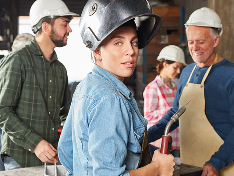 Entgeltgleichheit: Frau in der M+E-Industrie