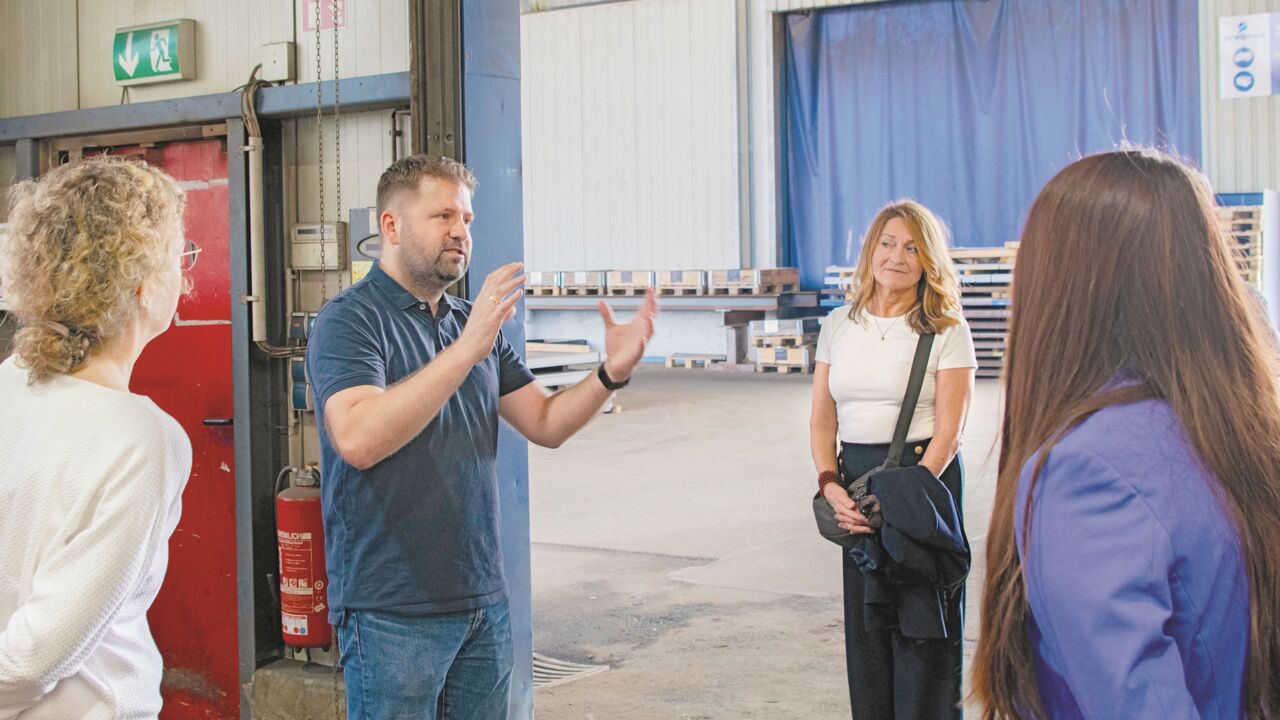 Berufsorientierung für Flüchtlinge im „hop-on hop-off“-Praktikumsbus