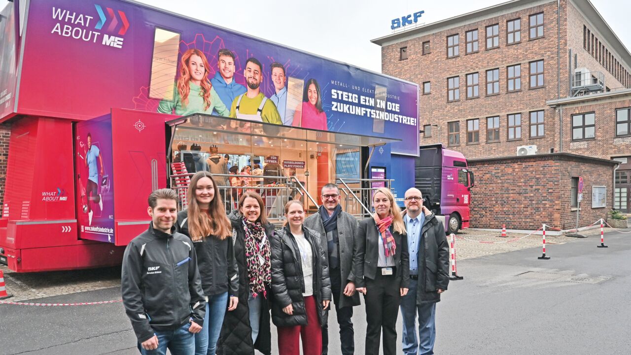 Ausbildung zum Anfassen: Der M+E-InfoTruck stoppt beim Wälzlagerhersteller SKF