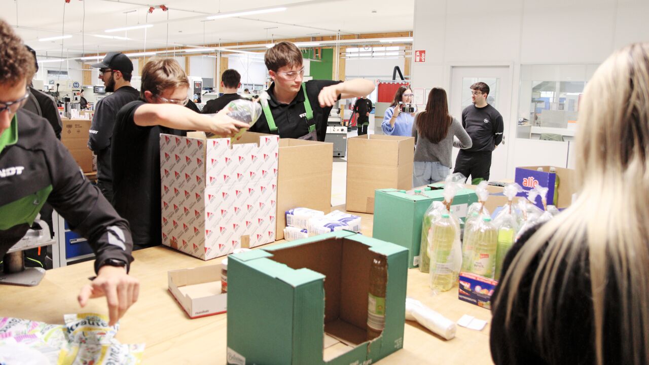Weihnachtsfreude: Azubis von Landtechnikhersteller Fendt füllen Hilfspakete für Rumänien