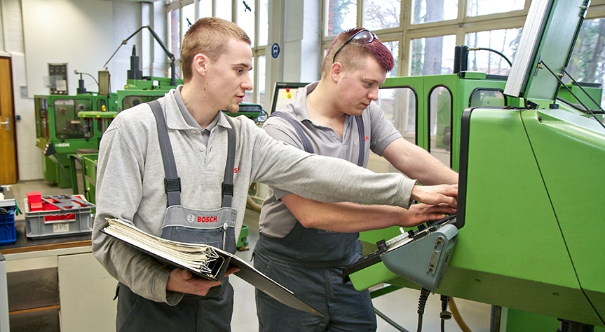 Ausbildung in der M+E-Industrie / Foto © Gesamtmetall Ausbildung in der M+E-Industrie / Foto © Gesamtmetall